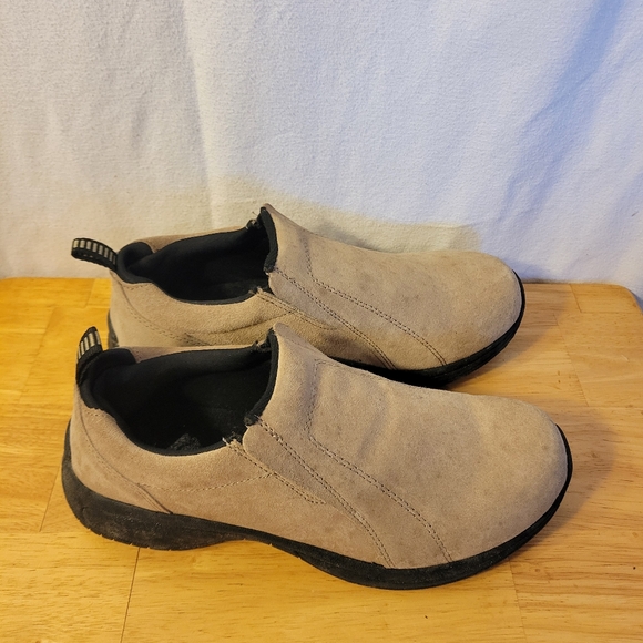 Womens Ozark Trail casual slip on shoes size 9. Item 1801 - Picture 3 of 5